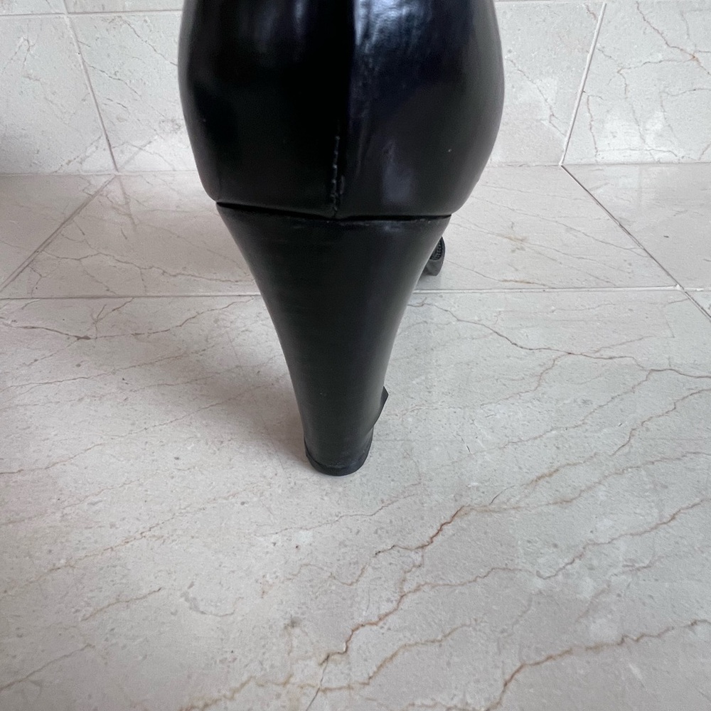 Chanel Black Leather Knee-High Boots with Chain Detail - Picture 9 of 16